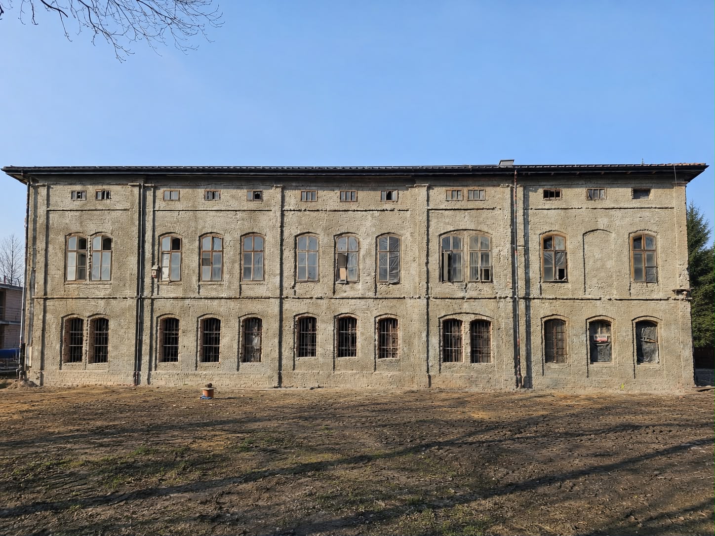Obecny wygląd zewnętrzny Młyńskiej 38 podczas trwających prac renowacyjnych.